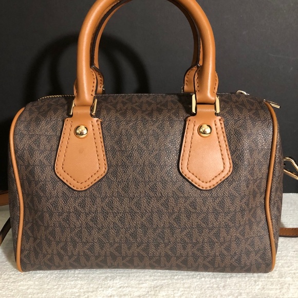 🎊 Michael Kors Signature Crossbody Bag 🎊 - Picture 4 of 11